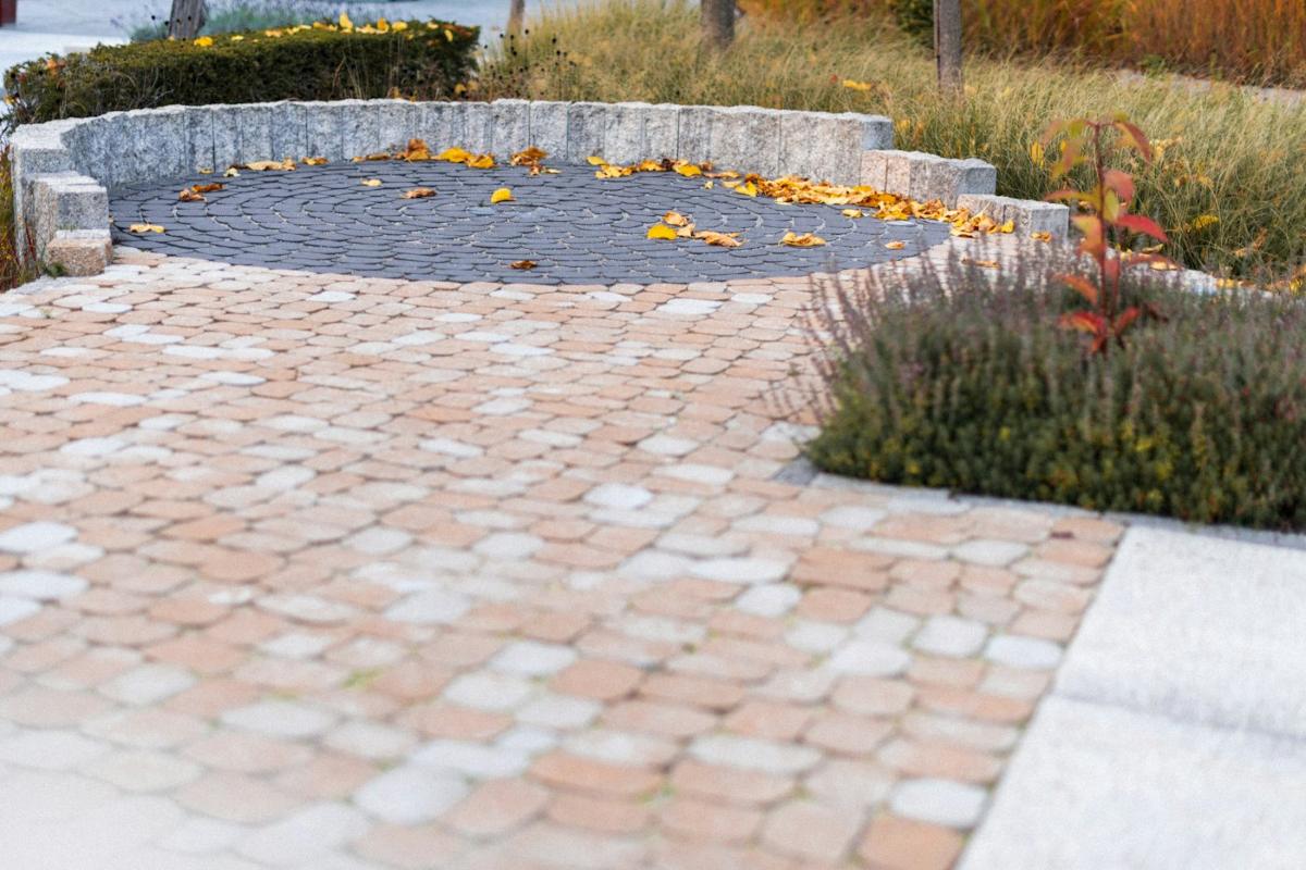 Gepflasterter Sitzplatz mit Herbstlaub