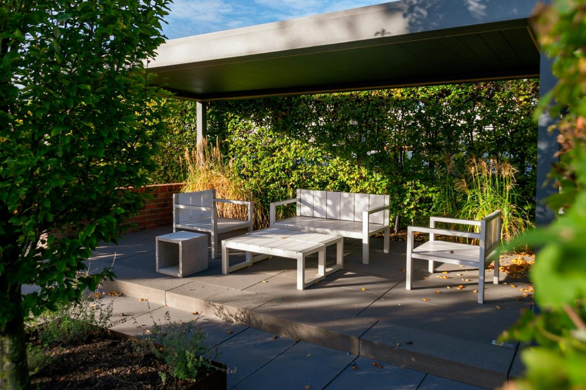 Überdachte Terrasse mit Gartenmöbeln